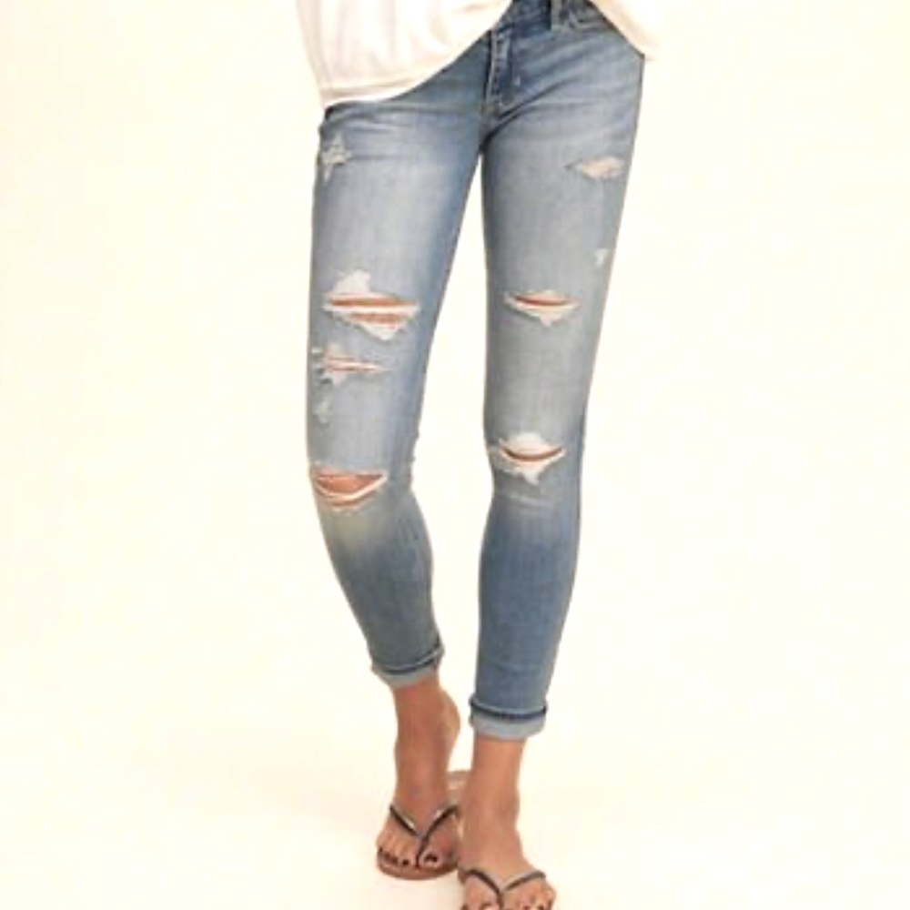 Distressed Hollister Skinny Jeans 👖❣️❣️❣️
